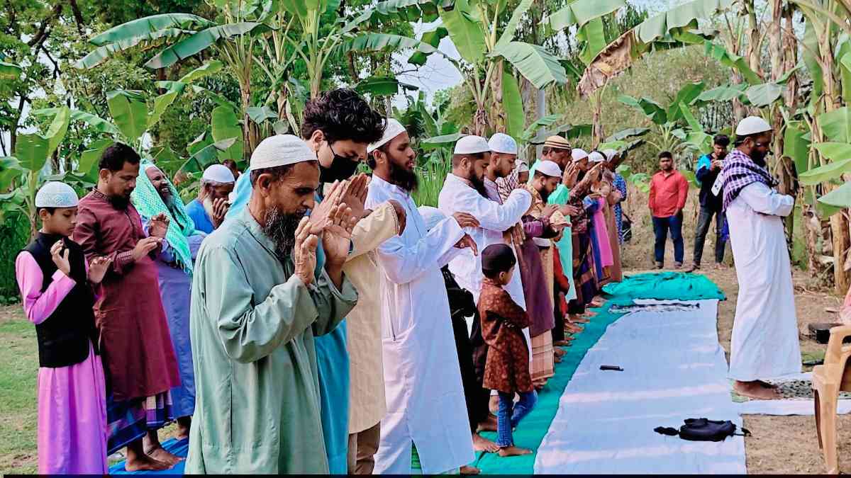 চিরিরবন্দরে সৌদির সঙ্গে মিল রেখে ঈদের নামাজ অনুষ্ঠিত।