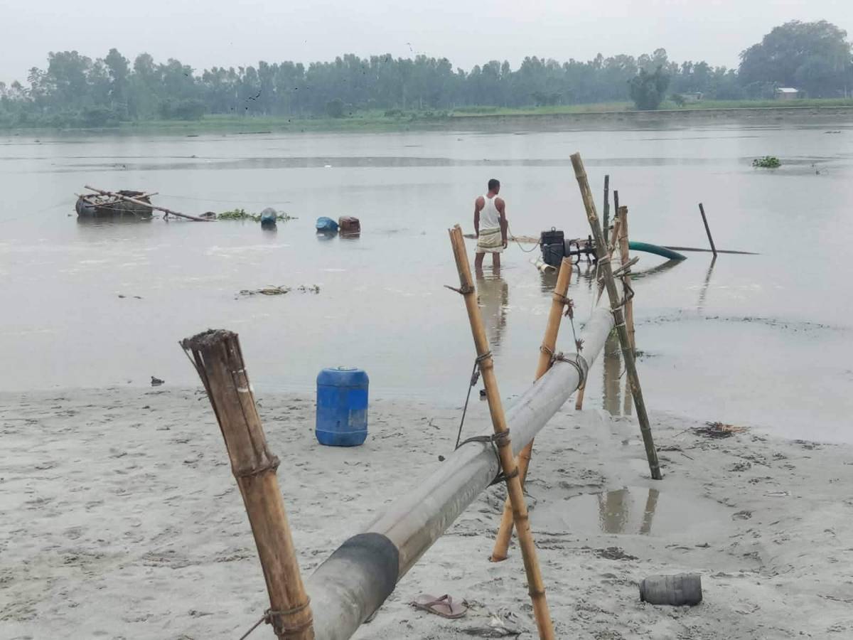 বদরগঞ্জে যমুনেশ্বরী নদী থেকে ড্রেজার  মেশিন দিয়ে বালু উত্তোলন