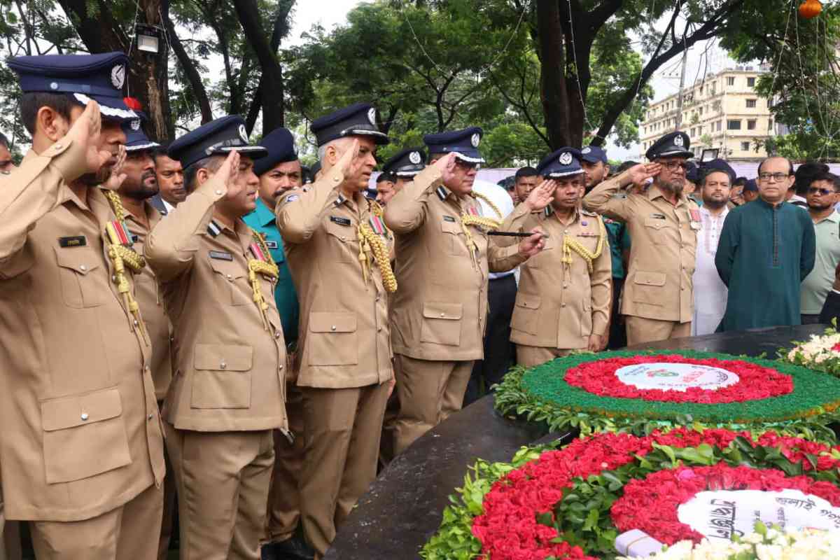 জুলাই গণঅভ্যুত্থান দিবস উপলক্ষে জুলাই স্মৃতিস্তম্ভে চট্টগ্রাম মেট্রোপলিটন পুলিশ (সিএমপি)'র শ্রদ্ধাঞ্জলি