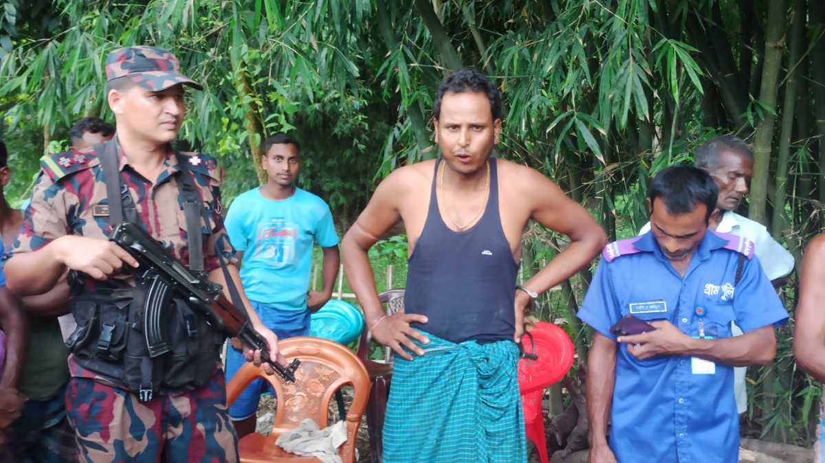 পঞ্চগড়ে সীমান্ত থেকে বাংলাদেশী বৃদ্ধকে ধরে যাওয়ার পরে ভারতীয়কে আনলো স্থানীয়রা