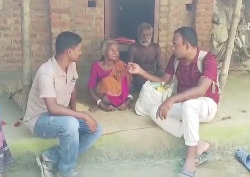 ফেসবুকে ভাইরাল বিরলের দুই মানবিক যোদ্ধা: অবহেলিত মানুষের পাশে আমিনুল ও গনেশ।।