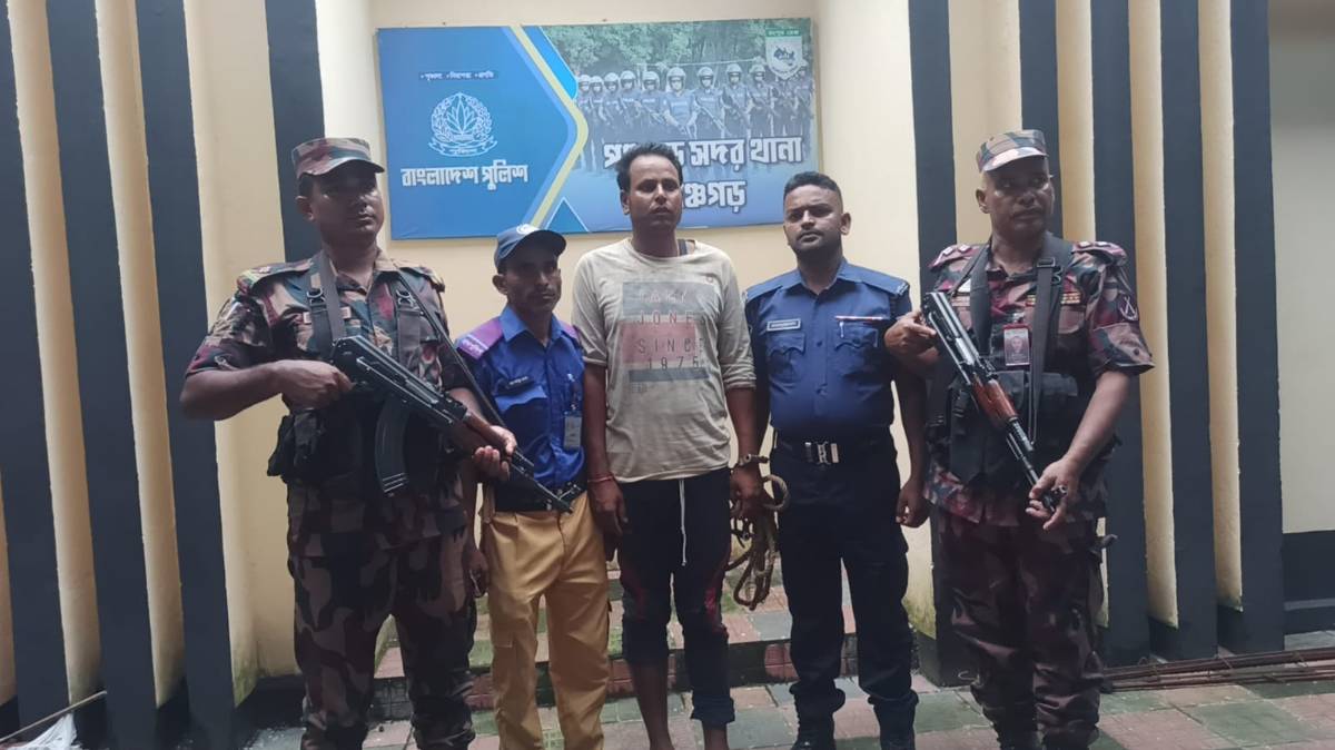বাংলাদেশে অবৈধ অনুপ্রবেশ করা সেই ভারতীয় নাগরিককে পুলিশে সোপর্দ