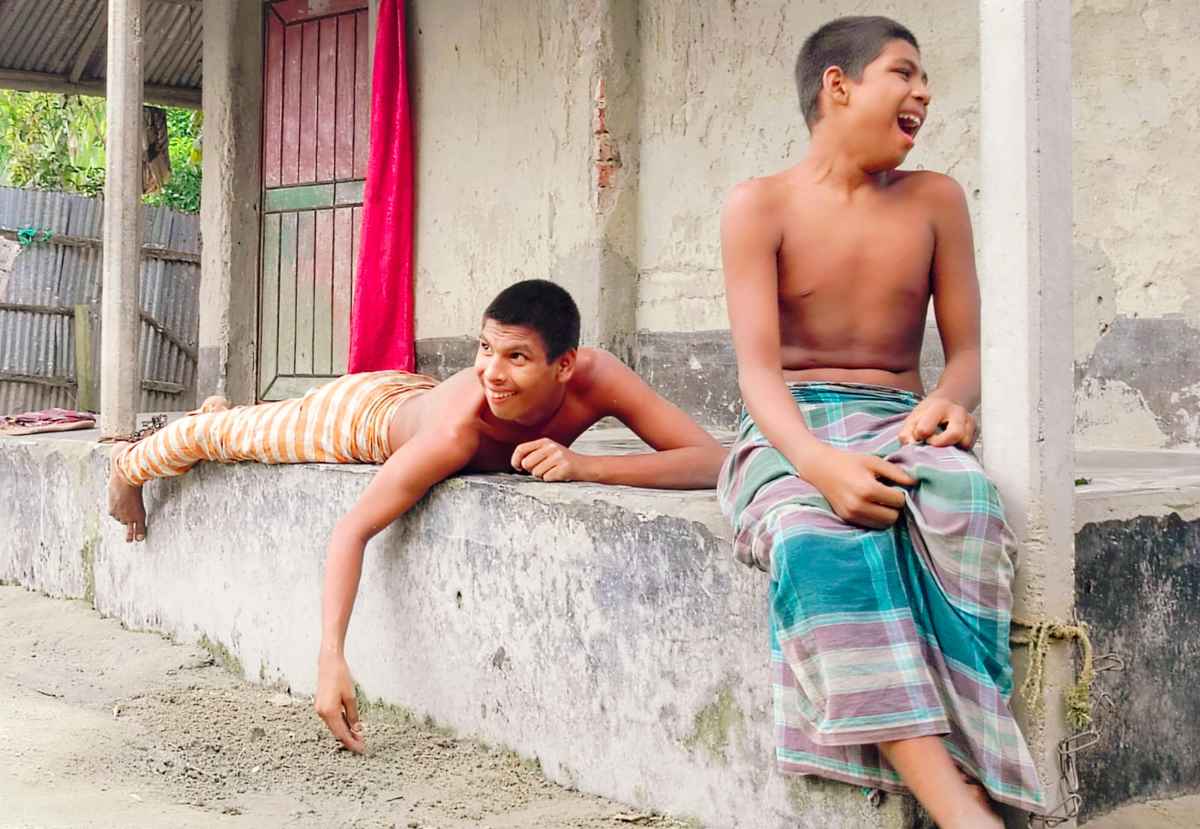 বীরগঞ্জে বাড়ির বারান্দায় শিকলে বাঁধা দুই ভাই, কষ্টে দিন কাটছে পরিবারের