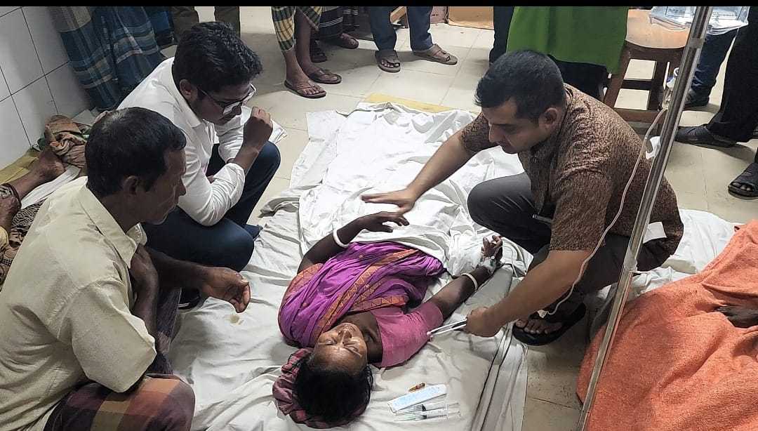 ঘুমন্ত নারীকে বিষধর সাপের ছোবল, সাপ সহ হাজির হাসপাতালে