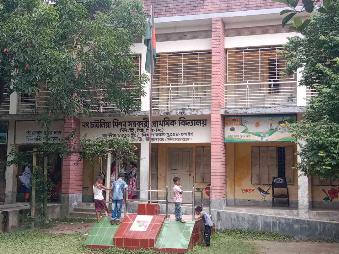 বীরগঞ্জে স্কুলের সীমানা প্রাচীর না থাকায় নিরাপত্তা ঝুঁকিতে শিশু শিক্ষার্থীরা