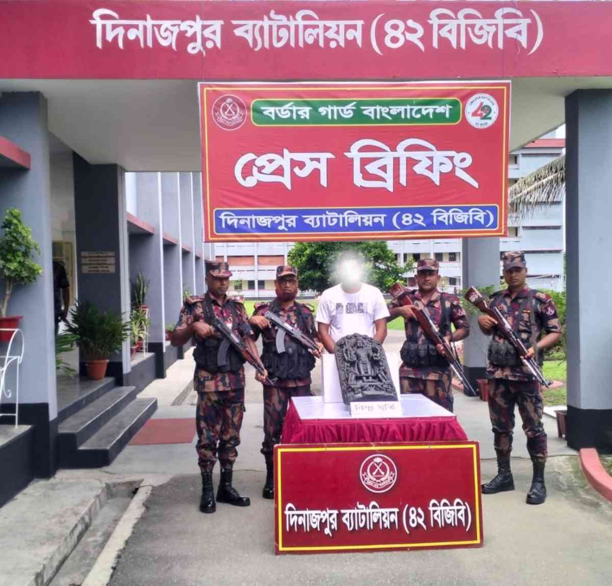 দিনাজপুর ব্যাটালিয়ন (৪২ বিজিবি) এর বিশেষ অভিযানে ৩২ লক্ষ ১৫ হাজার টাকা মূল্যমানের দুষ্প্রাপ্য কষ্টিপাথরের বিষ্ণু মূর্তি উদ্ধার, আটক ১ জন
