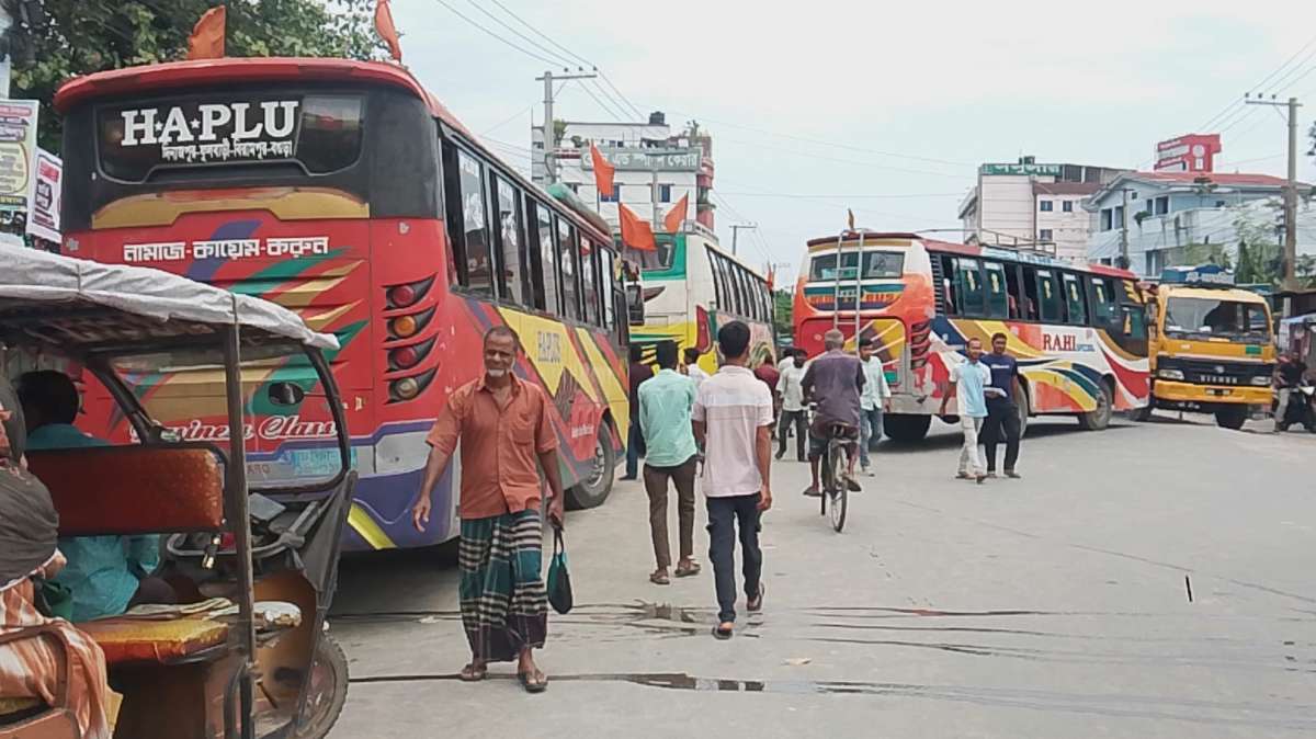 কৃষকদল নেতা মজিবের মুক্তিসহ তিন দফা দাবিতে দিনাজপুরে পরিবহন শ্রমিকদের অনর্দিষ্টকালের অবরোধের ঘোষণা 