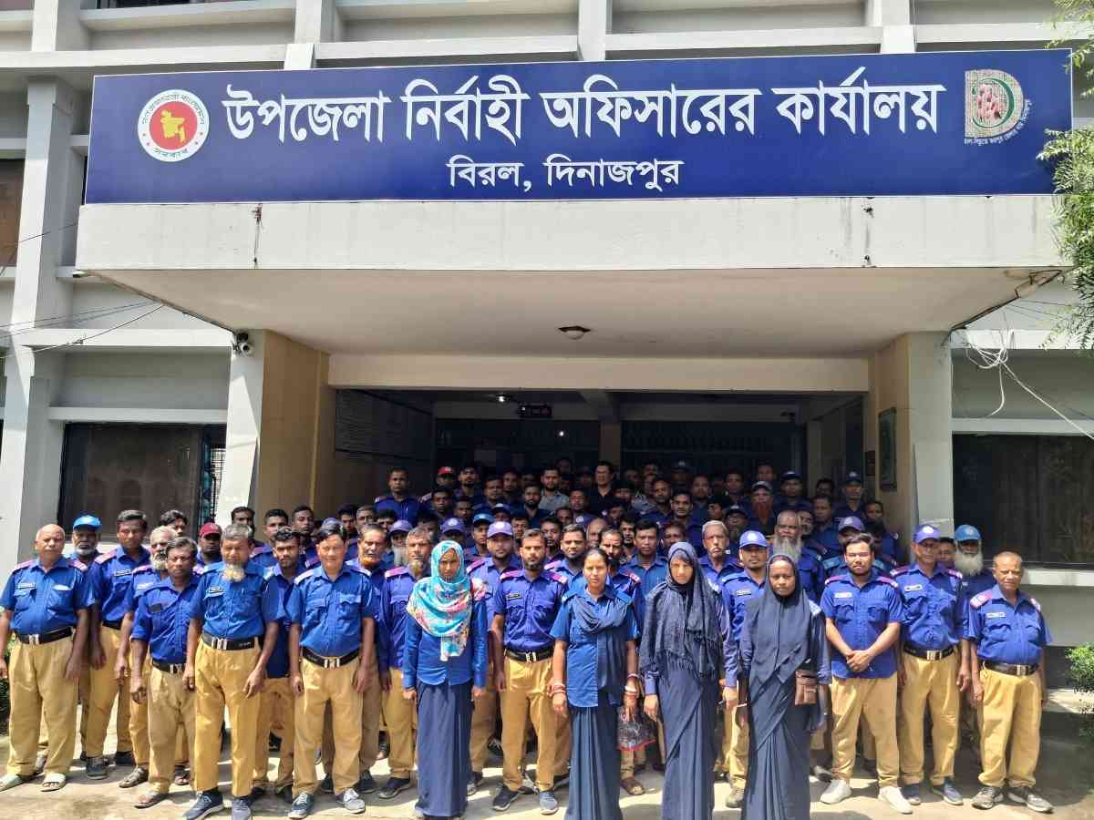 বিরলে স্থানীয় সরকার বিভাগের উপ-পরিচালকের বিভিন্ন দফতর পরিদর্শন ও গ্রাম পুলিশের সাথে মতবিনিময়।।