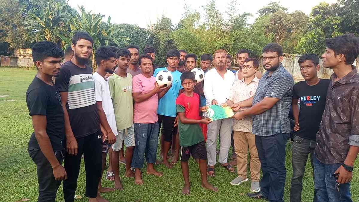 বিরলের কাজিপাড়া জনকল্যাণ সমিতির খেলোয়াড়দের মাঝে জার্সিসেট ও ফুটবল বিতরণ