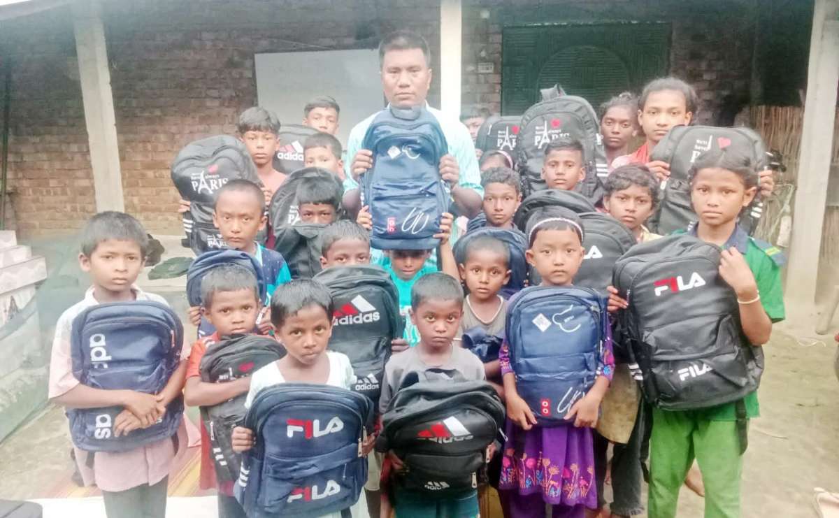 কমল দাদার পাঠশালায় স্কুল ব্যাগ বিতরণ: শিশুদের মুখে খুশির হাসি