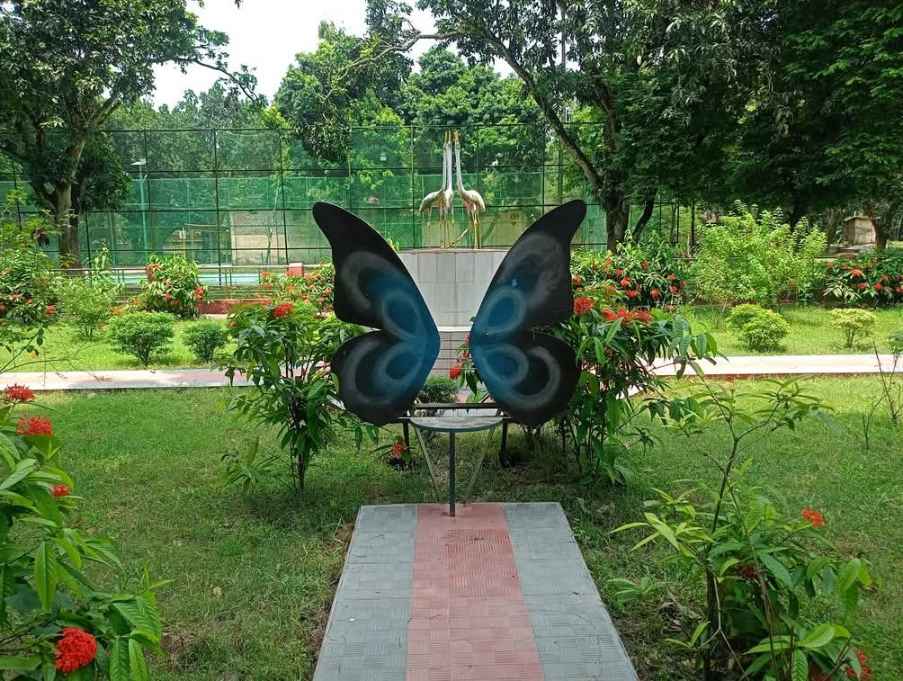 দৃষ্টি নন্দন ফুলের বাগানে সেজেছে বিরল উপজেলা পরিষদ