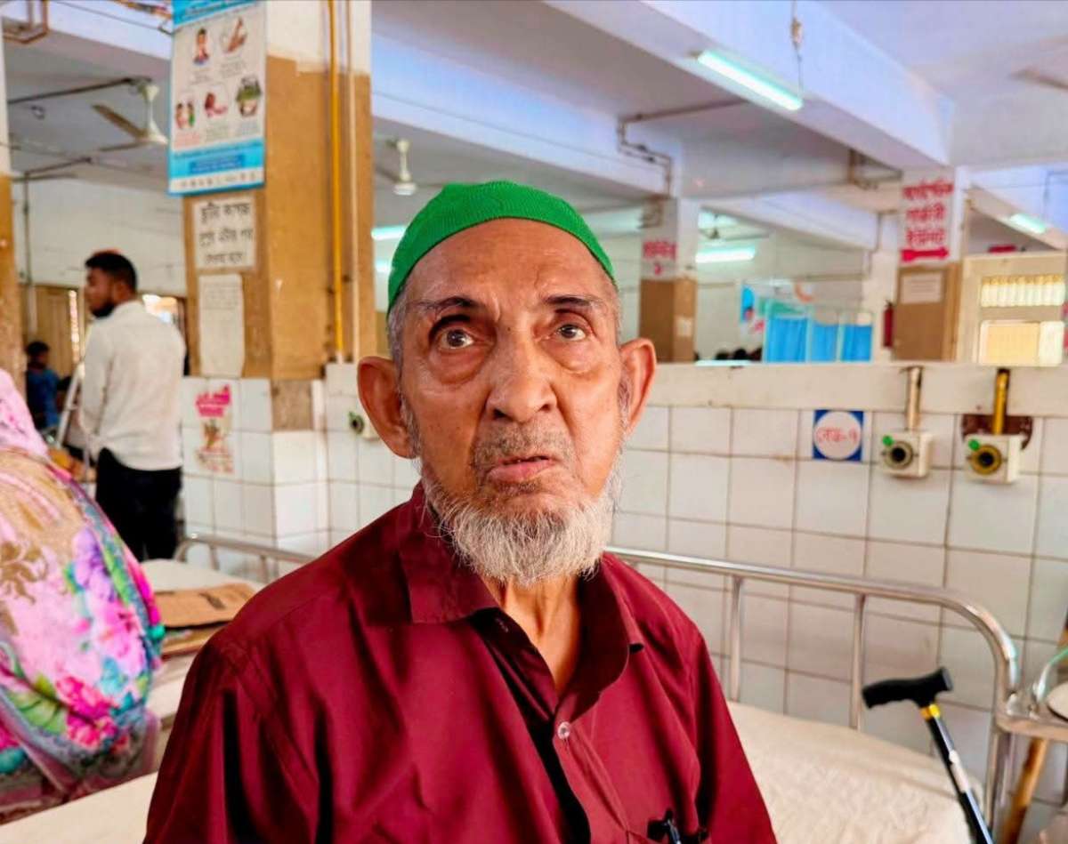 যিনি গড়েছেন হাজারো শিক্ষার্থীর ভবিষ্যৎ, আজ হাসপাতালের বিছানায় তাঁরই পাশে কেউ নেই