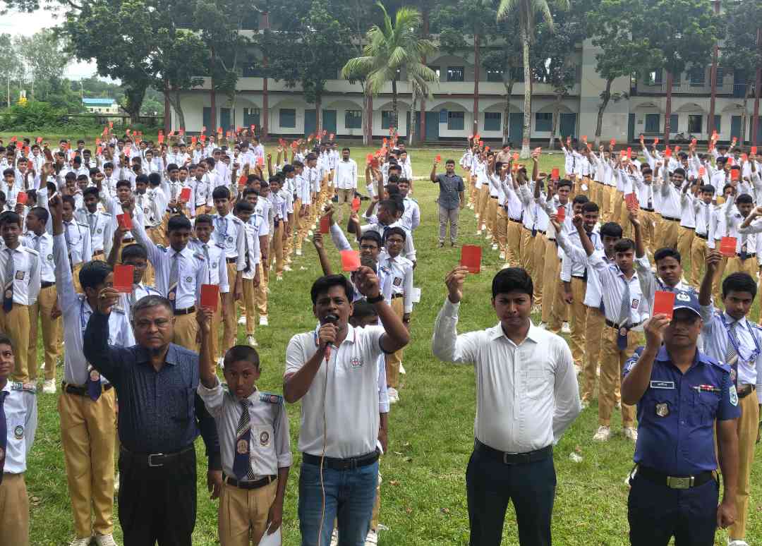 মাদক ও স্মার্টফোন আসক্তিসহ সামাজিক অবক্ষয়কে লাল কার্ড দেখিয়ে শপথ নিলেন পঞ্চগড়ের কয়েক শতাধিক শিক্ষার্থী