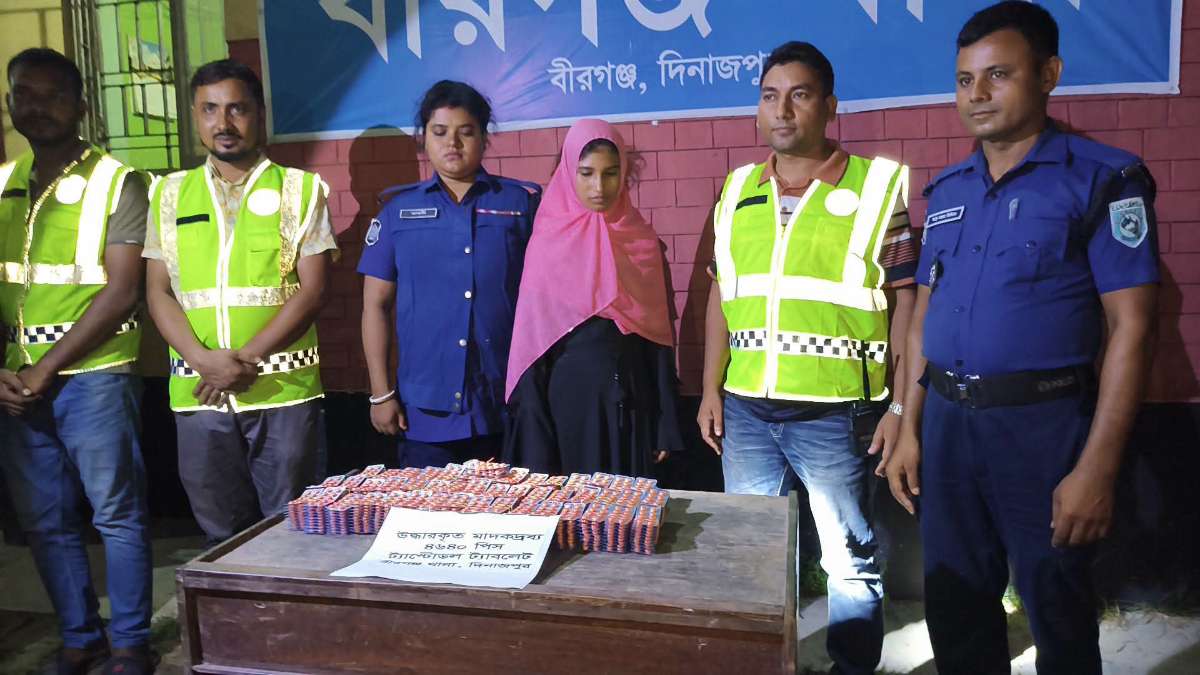 বীরগঞ্জে বিপুল পরিমাণ ট্যাপেন্টাডলসহ এক নারী গ্রেফতার