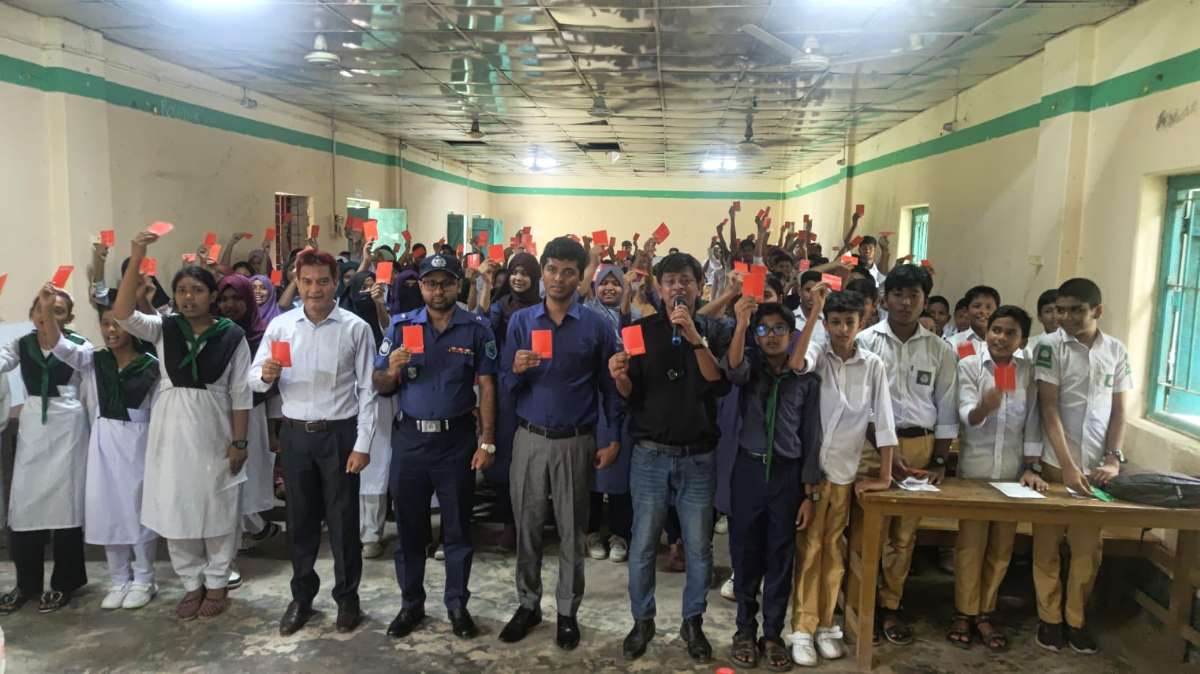 দিনাজপুর বোচাগঞ্জে মাদক ও স্মার্টফোন আসক্তিকে শিক্ষার্থীদের লাল কার্ড
