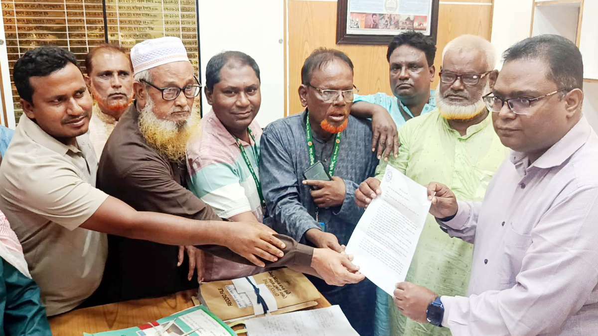 ৭ দফা দাবিতে দিনাজপুরে দলিল লেখক সমিতি স্মারকলিপি পেশ