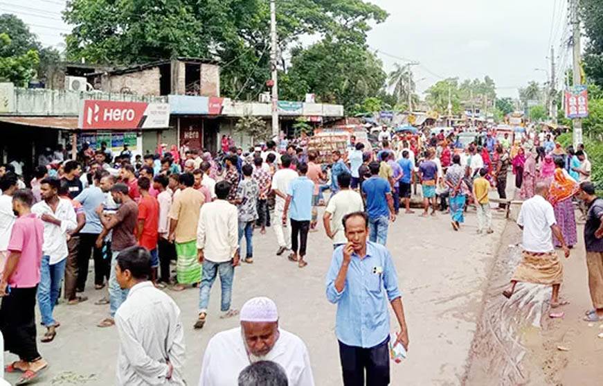 স্কুলে যাওয়ার পথে মায়ের হাত ছুটে বাসের চাপায় শিপা নিহত, প্রতিবাদে সড়ক অবরোধ