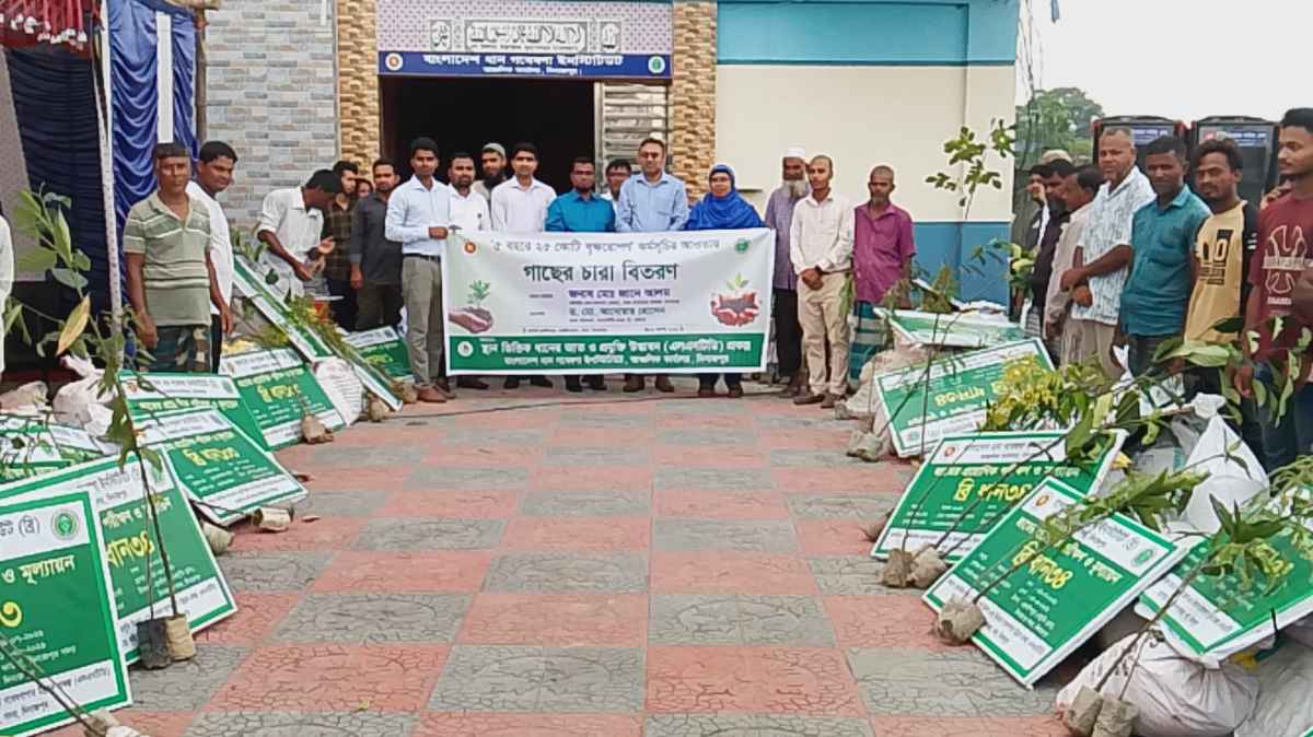 দিনাজপুরে কৃষক পর্যায়ে সার ও গাছ বিতরণ