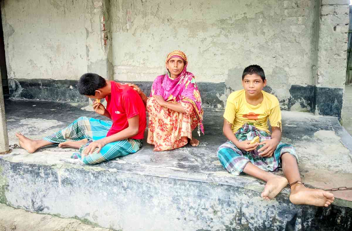 শিকলেই বাধাঁতেই কাটছে দুই ভাইয়ের জীবন,সহায়তার অপেক্ষায় পরিবার