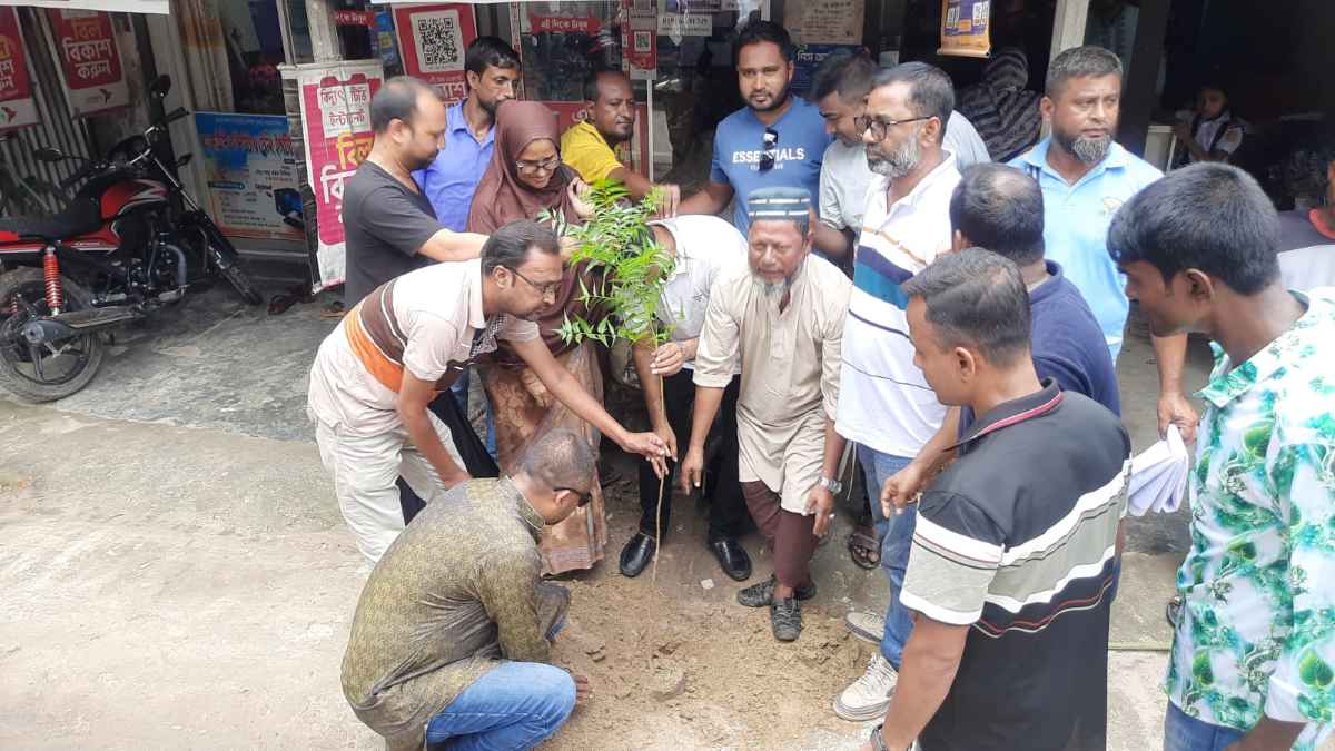 হিলিতে স্বেচ্ছাসেবক দলের প্রতিষ্ঠা বার্ষিকী উপলক্ষ্যে বৃক্ষরোপণ করা হয়েছে