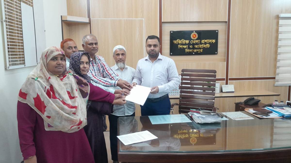 দিনাজপুরে প্রশাসনিক কর্মকর্তাদের পদোন্নতির দাবিতে স্মারকলিপি