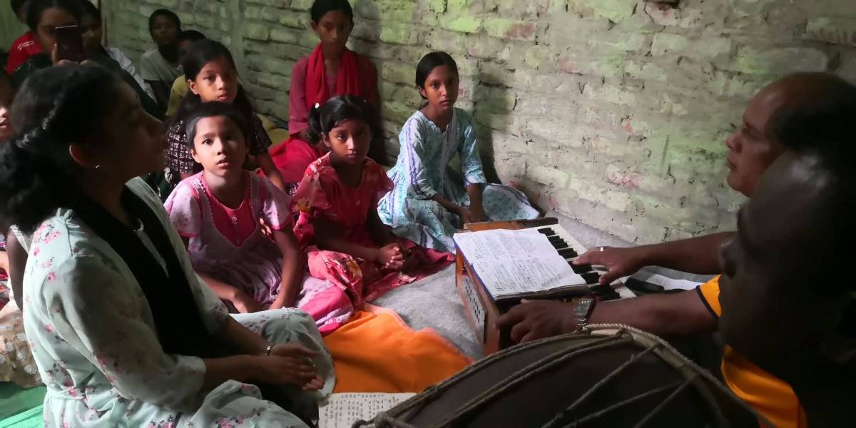 দারিদ্র্যের উঠোনে ফুটে ওঠে এক টুকরো স্বপ্ন।
