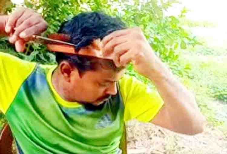 অপেক্ষার বিরক্তি থেকে শুরম্ন, ১৭ বছর ধরে নিজের চুল নিজেই কাটেন মুজাহিদুল