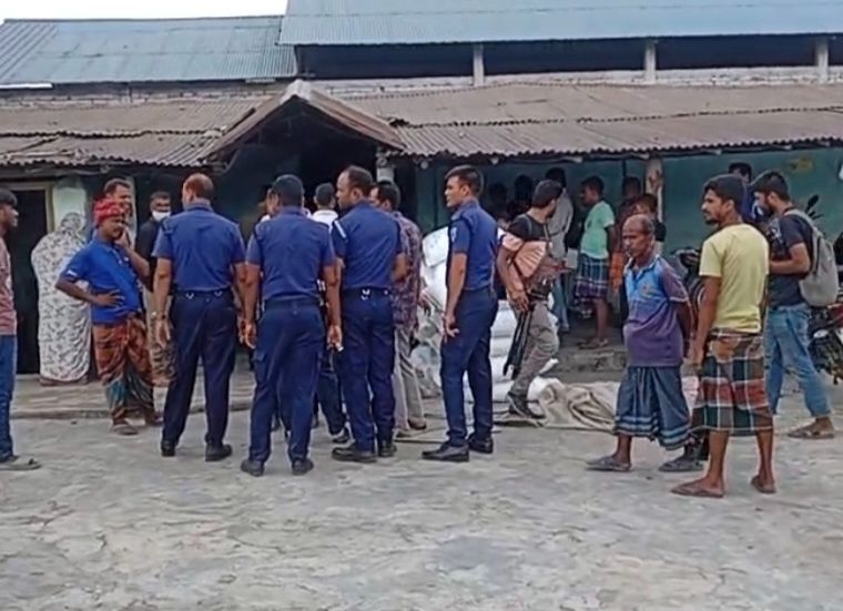 দিনাজপুরে হাসকিং মিলের গোডাউন থেকে ২১৭ বস্তা অবৈধ সার জব্দ, ব্যবসায়ীর কারাদণ্ড