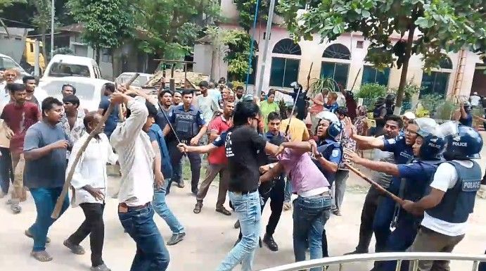 দিনাজপুর কোতোয়ালি থানা চত্বরেই পুলিশ বিএনপি ও শ্রমিকদের মধ্যে ত্রিমুখী সংঘর্ষণ আহত ১০-১২ জন