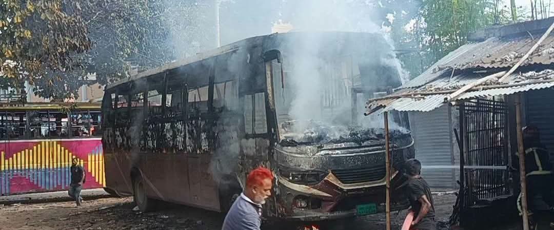 দিনাজপুর কোতোয়ালি থানা চত্বরেই পুলিশ বিএনপি সমর্থিত শ্রমিক ও শ্রমিকলীগের মধ্যে ত্রিমুখী সংঘর্ষ। 