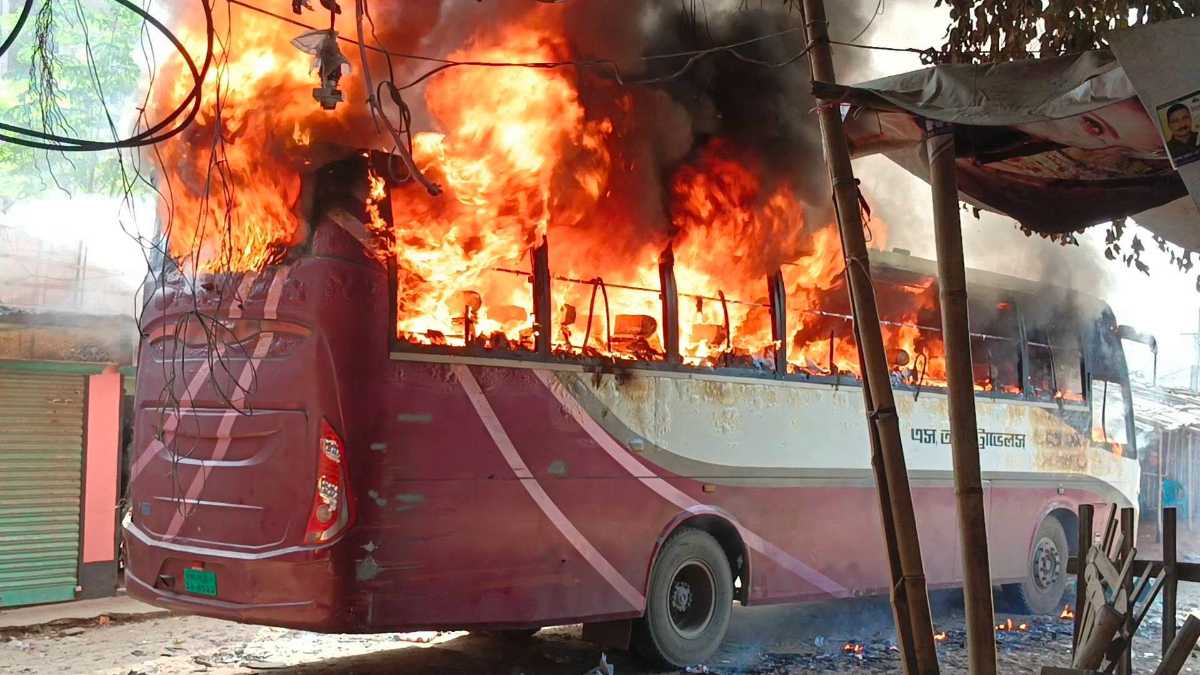 দিনাজপুর কোতোয়ালি থানা চত্বরেই পুলিশ বিএনপি সমর্থিত শ্রমিক ও শ্রমিকলীগের মধ্যে ত্রিমুখী সংঘর্ষ। 