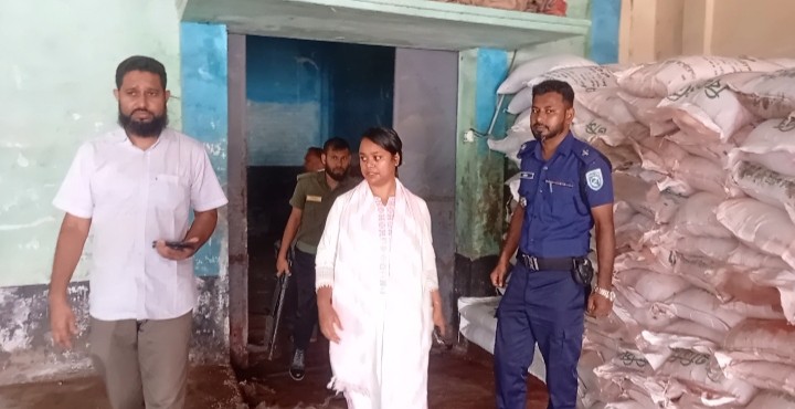 অবৈধভাবে সার মজুদ ও অনিয়মের বিরুদ্ধে বীরগঞ্জে ভ্রাম্যমাণ আদালতের অভিযান