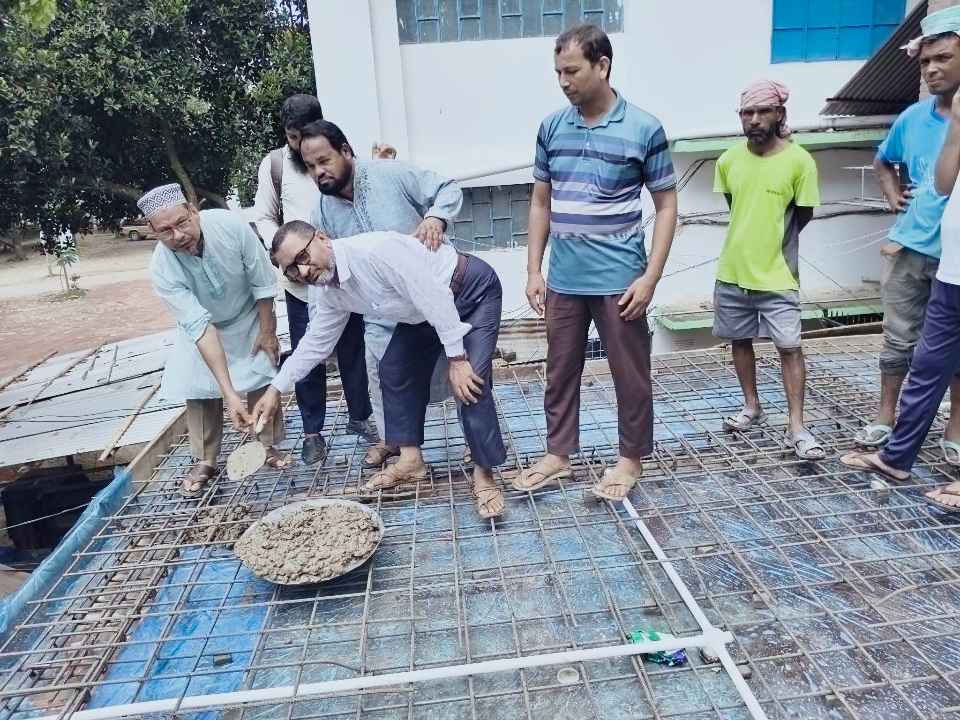 দিনাজপুর জেলা আইনজীবী সমিতির ছাদ ঢালাইয়ের উদ্বোধন