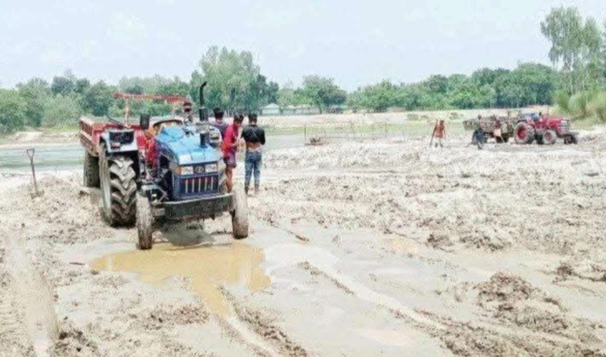 নবাবগঞ্জে অনুমোদন ছাড়াই বালু উত্তোলনের অভিযোগ