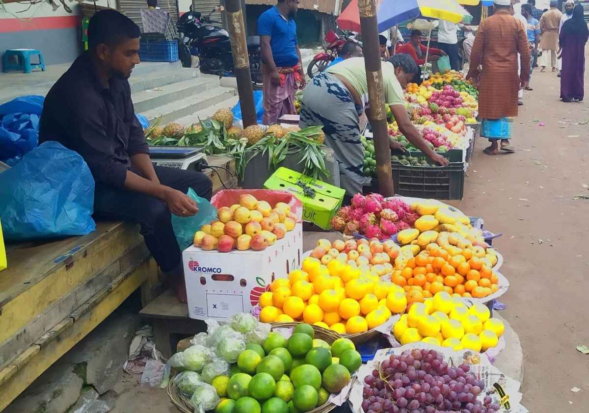 হিলিতে জমজমাট ফলের বাজার, ক্রেতাদের ভিড়ে সরগরম চারমাথা