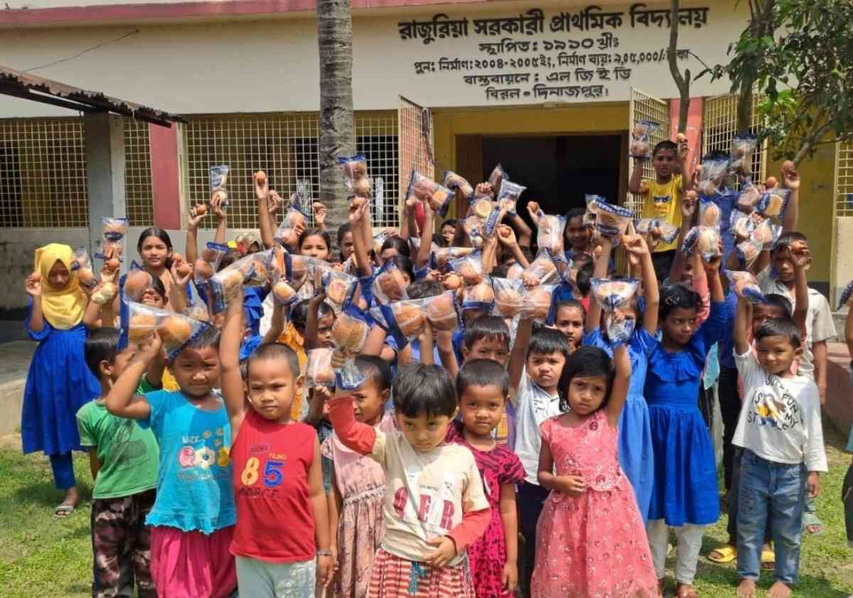 কাহারোলে কোমলমতি শিক্ষার্থীদের মাঝে সাড়া জাগিয়েছে স্কুল ফিডিং কার্যক্রম 