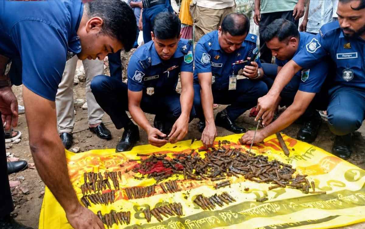 বগুড়া শহরের খনন করতে গিয়ে ৩৩৪ রাউন্ড গুলি উদ্ধার