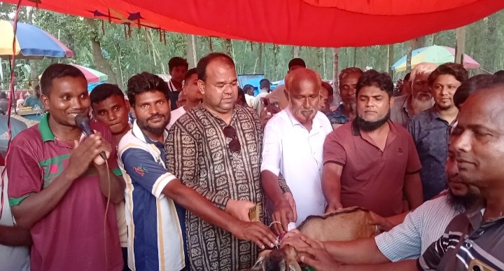 বীরগঞ্জে সাপ দিয়ে ঐতিহ্যবাহী পাতা খেলা