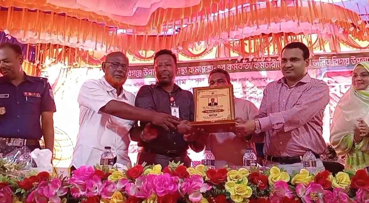 নবাবগঞ্জ উপজেলা স্বাস্থ্য কমপ্লেক্সের কর্মকর্তা-কর্মচারীর বর্ণাঢ্য আয়োজনে বিদায় সংবর্ধনা