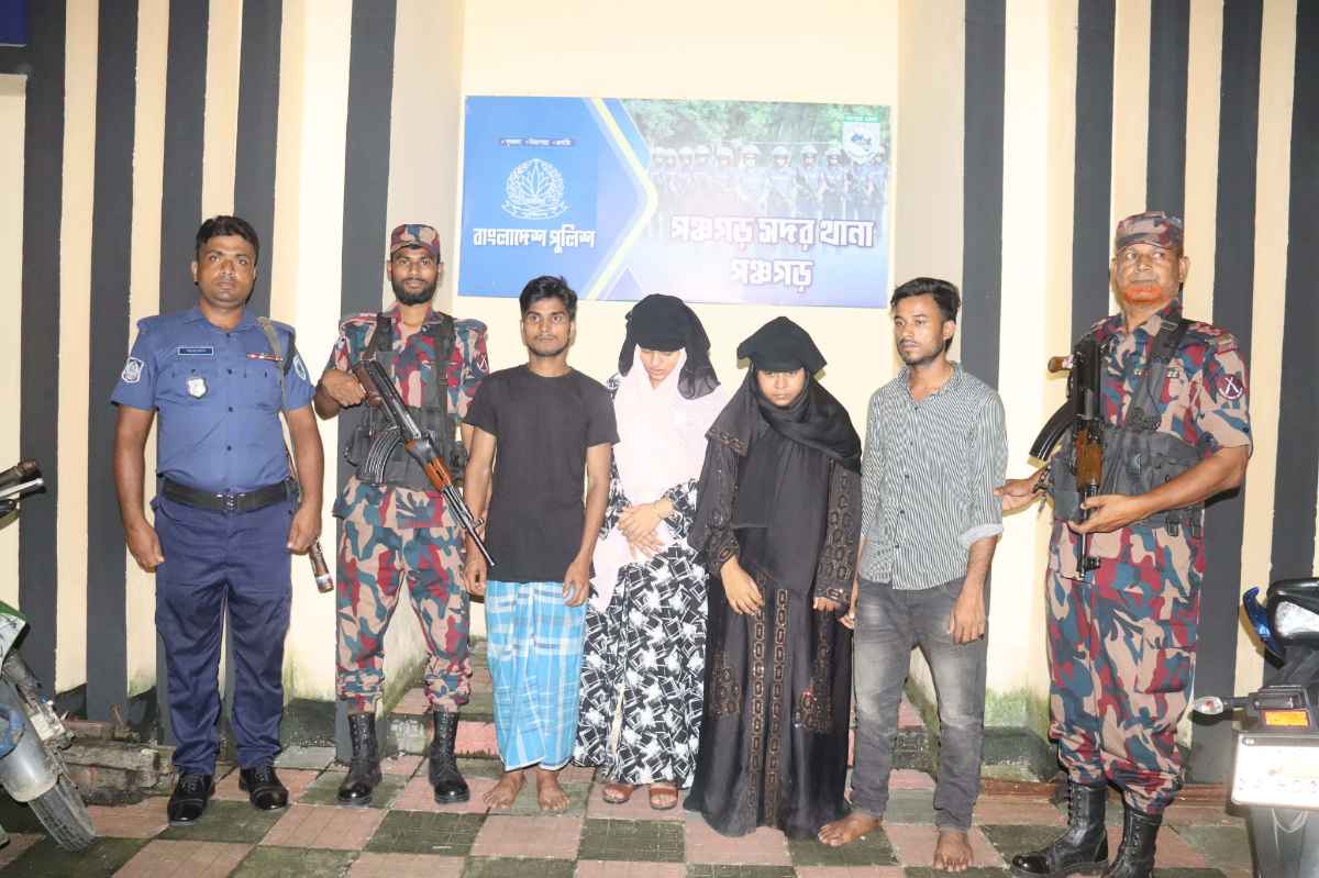 পঞ্চগড় সীমান্তে ভারতে পাচারের সময় চার রোহিঙ্গা আটক করল বিজিবি