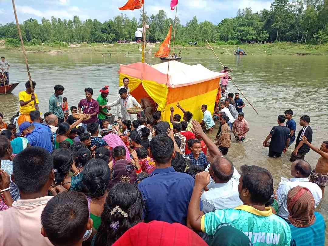 বিরলে নদীপথে শ্রী শ্রী কান্তজীউ বিগ্রহের শুভ আগমনে বুড়িরহাট ঘাটে বরণ করেন ইউএনও রেজাউল ইসলাম।