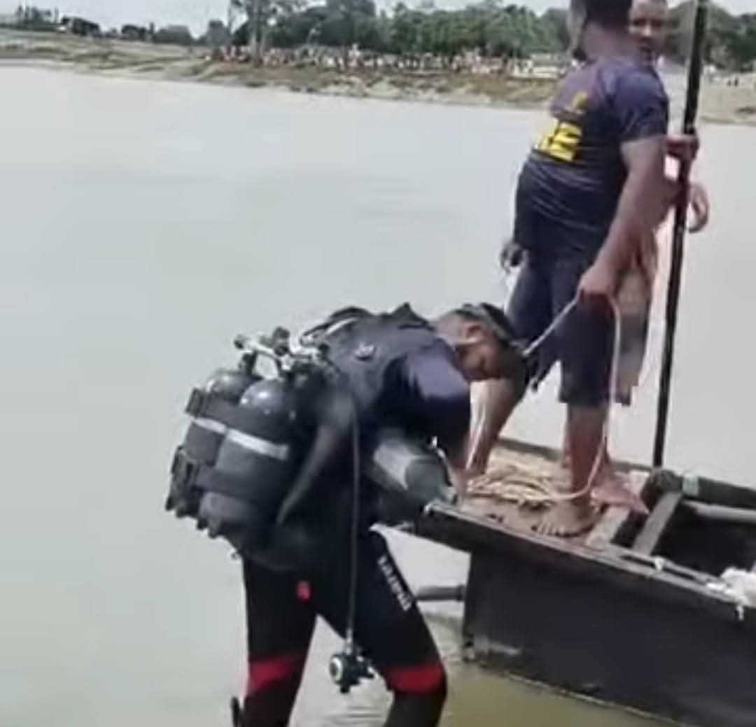 ঢেপা নদীতে কান্তজীউ বিগ্রহ যাত্রার নৌকা বহরের এক নৌকাডুবি। নিখোঁজ-১