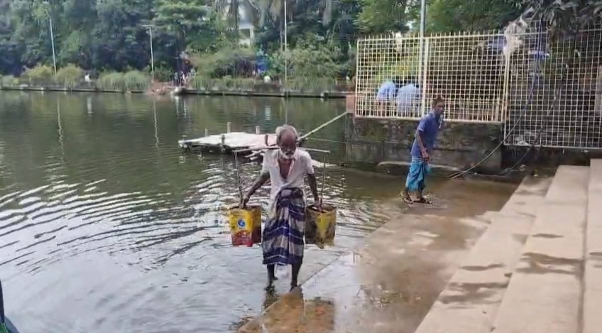 ৭০ বছর বয়সেও কাঁধে পানির বোঝা টেনে চলা এক বৃদ্ধের গল্প