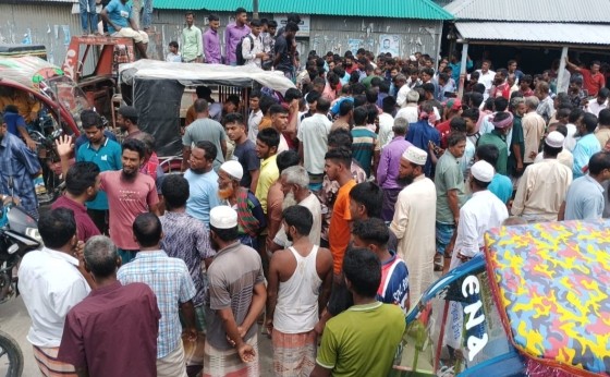 ভূরুঙ্গামারীতে সারের দাবিতে কৃষকের বিক্ষোভ, প্রশাসনের উপস্থিতিতে বিতরণ