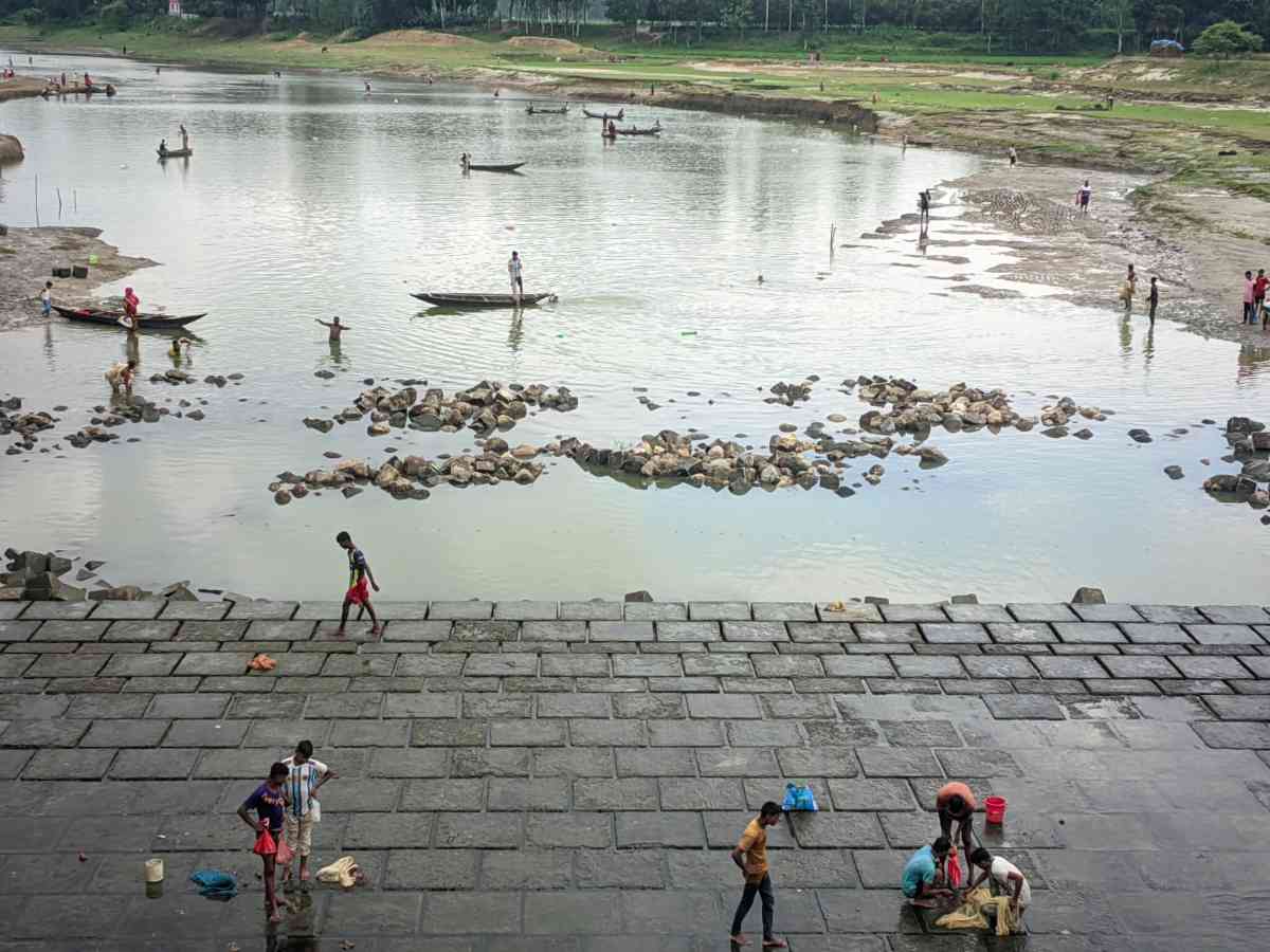 বীরগঞ্জে মাছ ধরার উৎসব, দিনভর নদীতে গ্রামবাসীর ভিড়