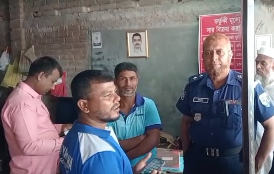 নবাবগঞ্জে সার বিক্রিতে অনিয়ম, ভ্রাম্যমাণ আদালতে ৪ সার ব্যবসায়ীকে ৫০ হাজার টাকা জরিমানা