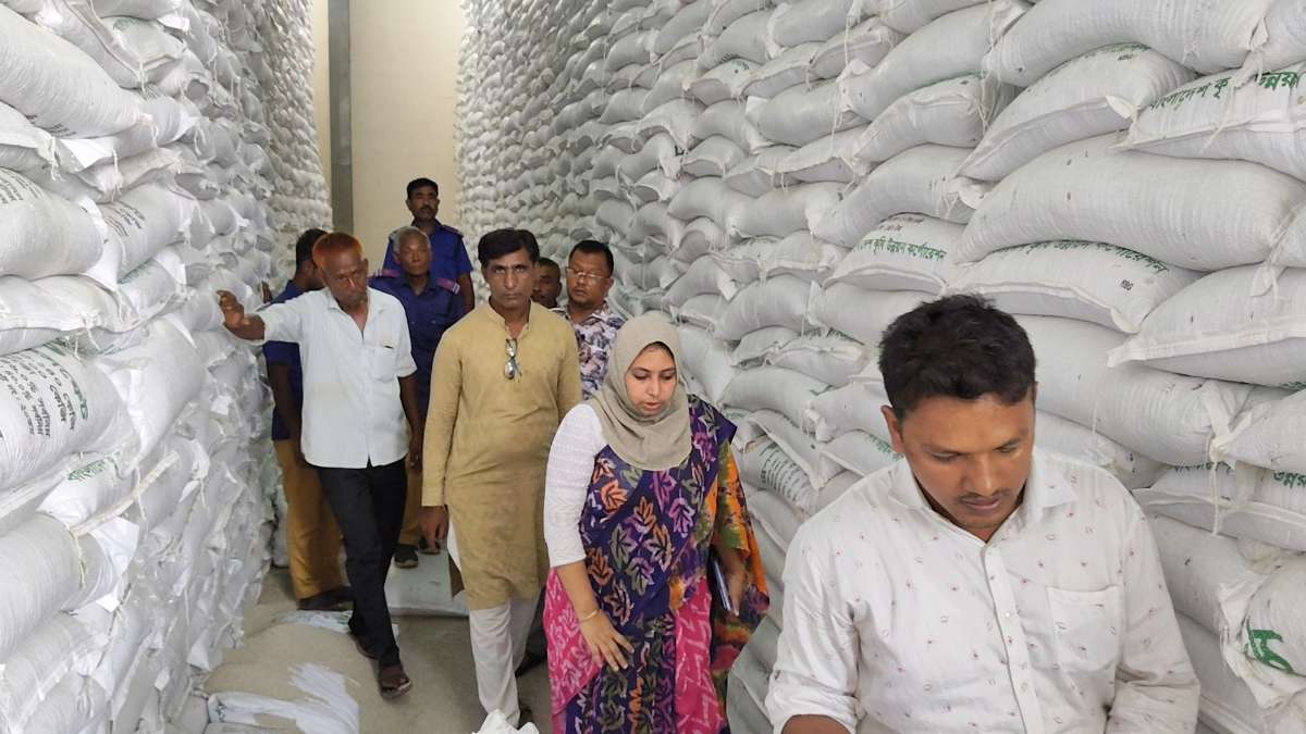 পঞ্চগড়ে বিএডিসির সার গুদামে আকস্মিক পরিদর্শন করলেন ইউএনও মজুত ও সরবরাহ পরিস্থিতি পর্যবেক্ষণ