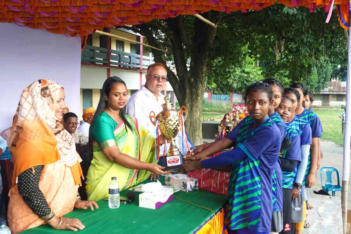 বীরগঞ্জে ৫৩তম জাতীয় গ্রীষ্মকালীন ক্রীড়া প্রতিযোগিতার পুরস্কার বিতরণ
