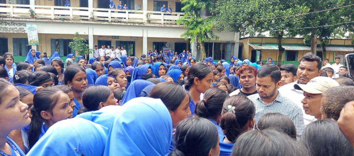 বিরলের রঘুপুর উচ্চ বিদ্যালয়ে নবনিযুক্ত সভাপতির উপর বিদ্যালয় ক্যাম্পাসে হামলা