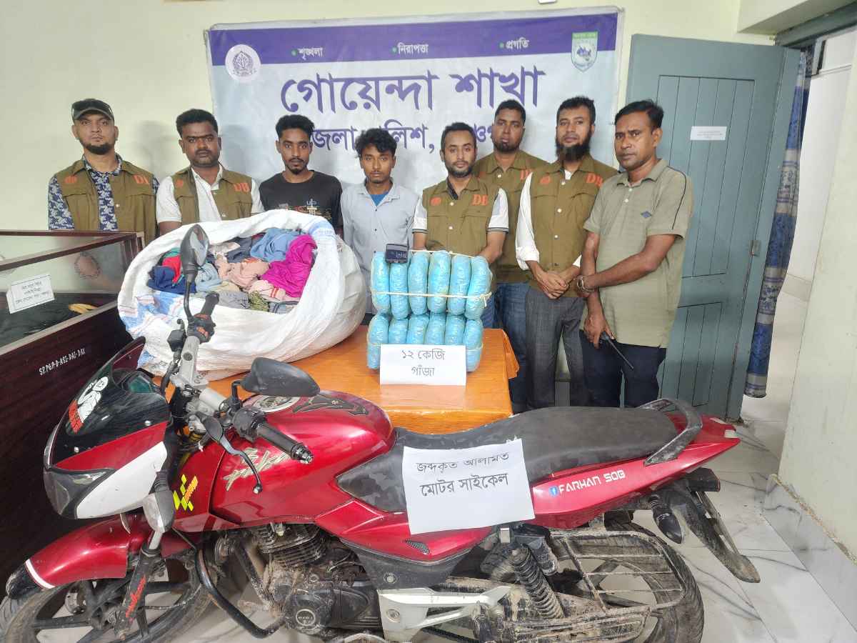 পঞ্চগড়ে কাপড়ের বস্তায় নেয়া হচ্ছিল ১২ কেজি গাঁজা, অবশেষে ডিবি পুলিশের হাতে ধরা 
